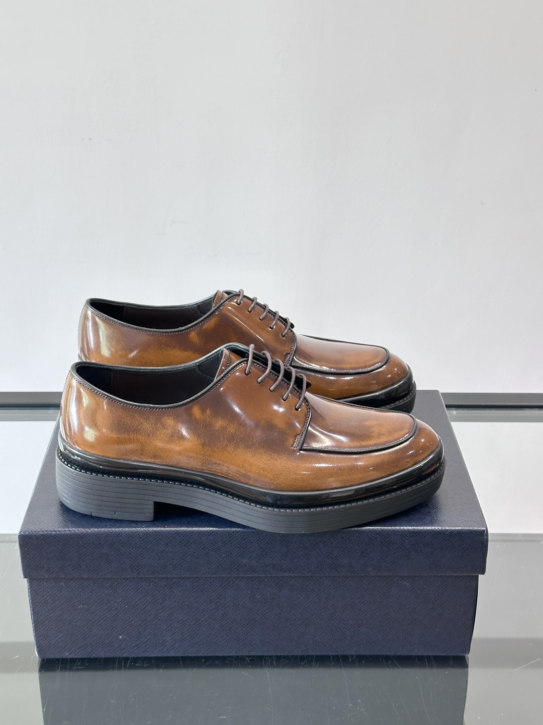 Prada皮鞋采用漆牛皮，光泽感满满，英伦德比设计+经典系带，复古又商务✨。厚底增高，穿着舒适，适合长时