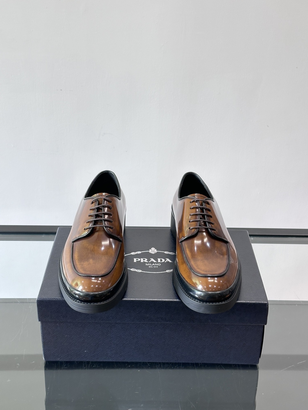 Prada皮鞋采用漆牛皮，光泽感满满，英伦德比设计+经典系带，复古又商务✨。厚底增高，穿着舒适，适合长时