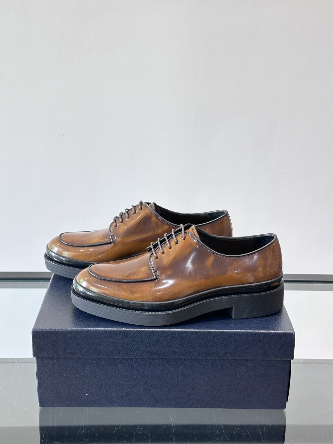 Prada皮鞋采用漆牛皮，光泽感满满，英伦德比设计+经典系带，复古又商务✨。厚底增高，穿着舒适，适合长时