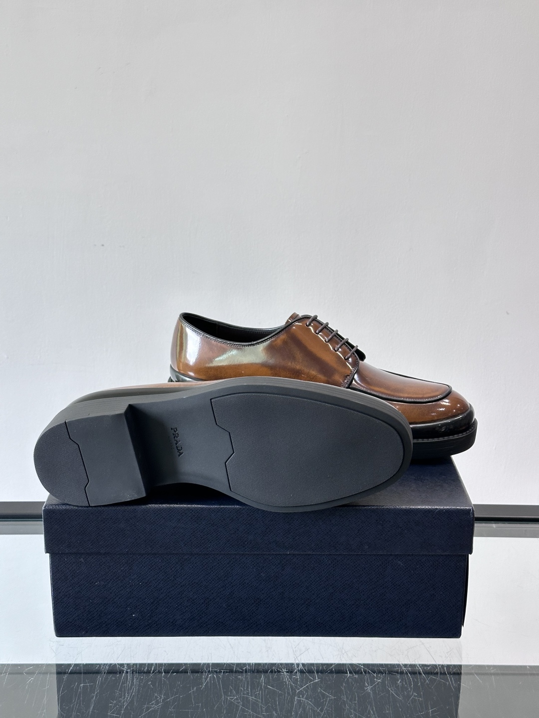 Prada皮鞋采用漆牛皮，光泽感满满，英伦德比设计+经典系带，复古又商务✨。厚底增高，穿着舒适，适合长时