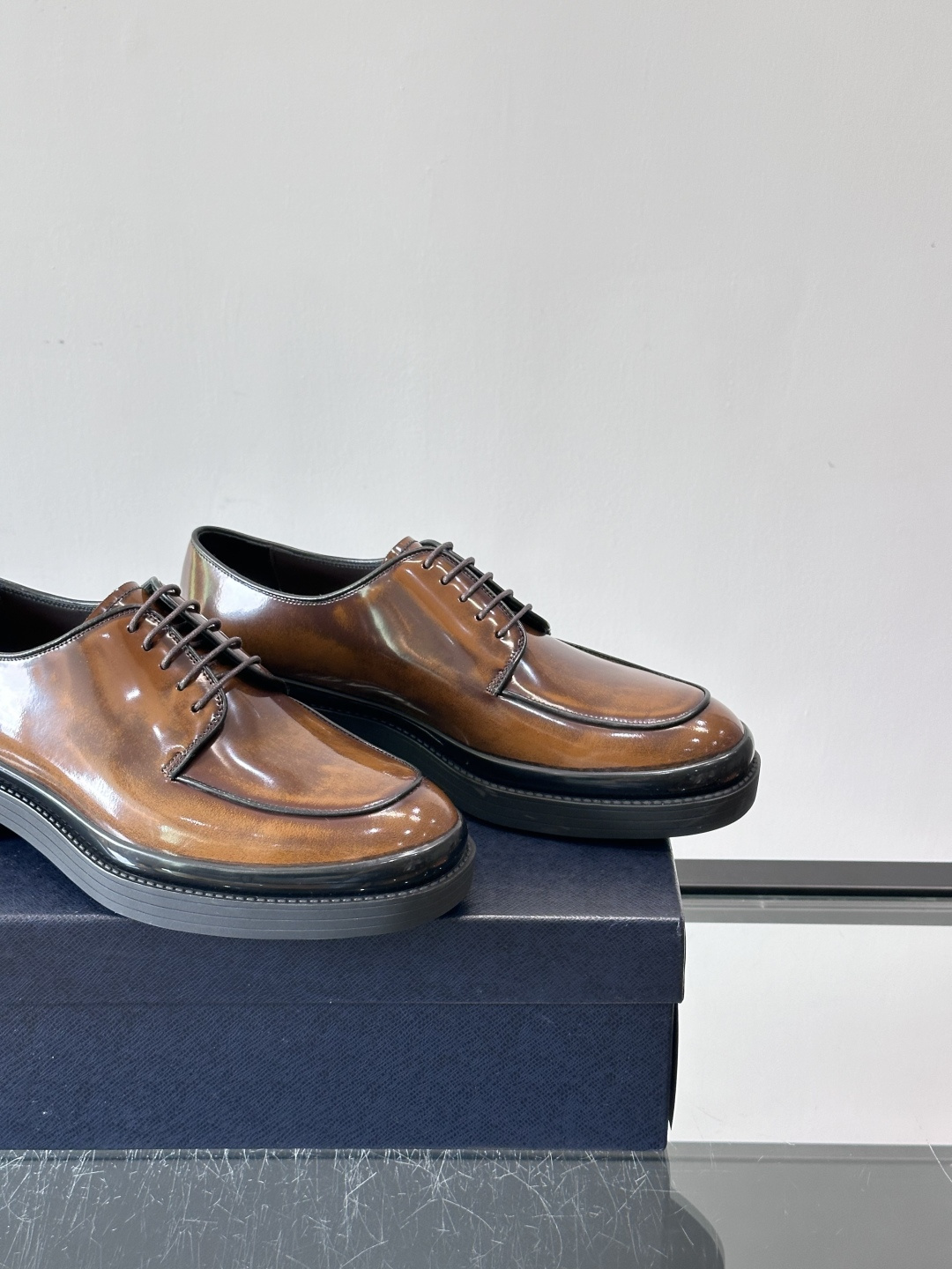 Prada皮鞋采用漆牛皮，光泽感满满，英伦德比设计+经典系带，复古又商务✨。厚底增高，穿着舒适，适合长时