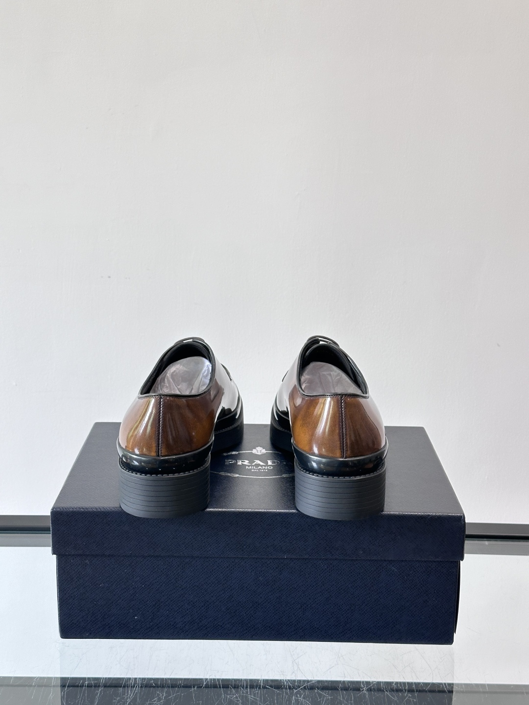 Prada皮鞋采用漆牛皮，光泽感满满，英伦德比设计+经典系带，复古又商务✨。厚底增高，穿着舒适，适合长时
