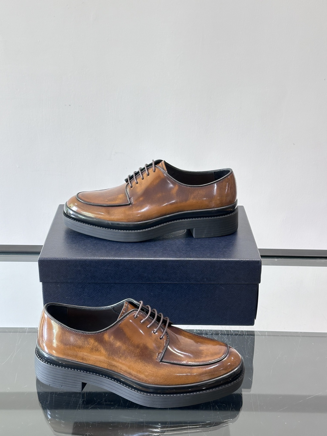 Prada皮鞋采用漆牛皮，光泽感满满，英伦德比设计+经典系带，复古又商务✨。厚底增高，穿着舒适，适合长时