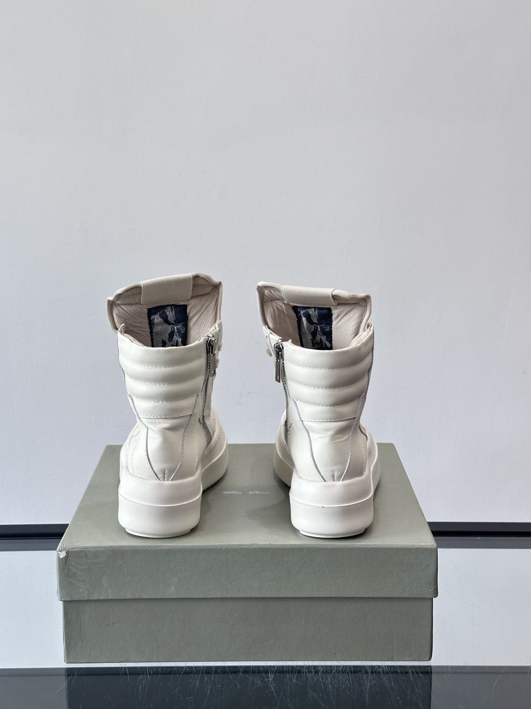 🤍Rick Owens奶白色厚底倒三角高帮鞋，头层牛皮鞋面，质感细腻耐用，搭配奶白橡胶鞋底，耐磨又舒适。