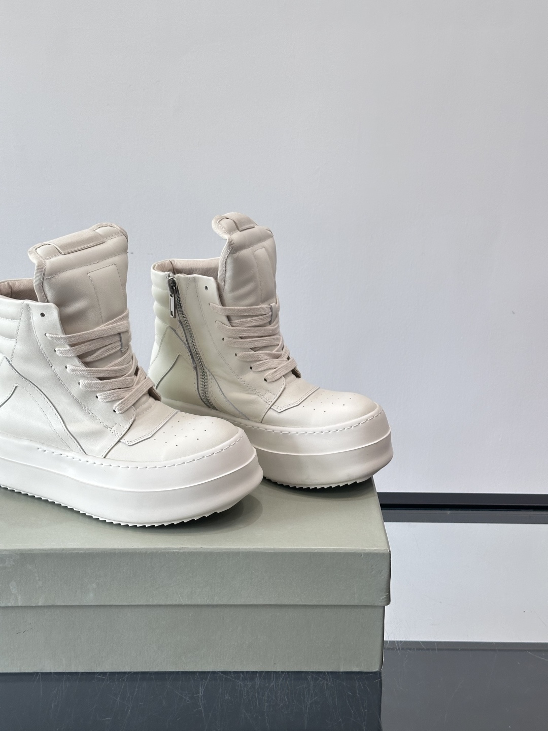 🤍Rick Owens奶白色厚底倒三角高帮鞋，头层牛皮鞋面，质感细腻耐用，搭配奶白橡胶鞋底，耐磨又舒适。