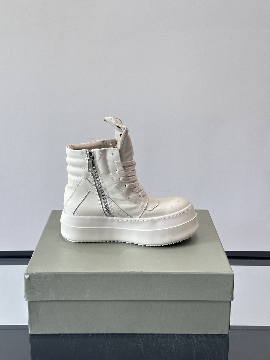 🤍Rick Owens奶白色厚底倒三角高帮鞋，头层牛皮鞋面，质感细腻耐用，搭配奶白橡胶鞋底，耐磨又舒适。