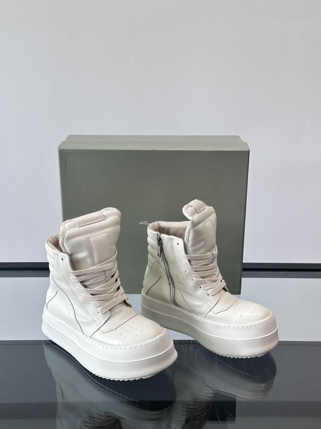 🤍Rick Owens奶白色厚底倒三角高帮鞋，头层牛皮鞋面，质感细腻耐用，搭配奶白橡胶鞋底，耐磨又舒适。