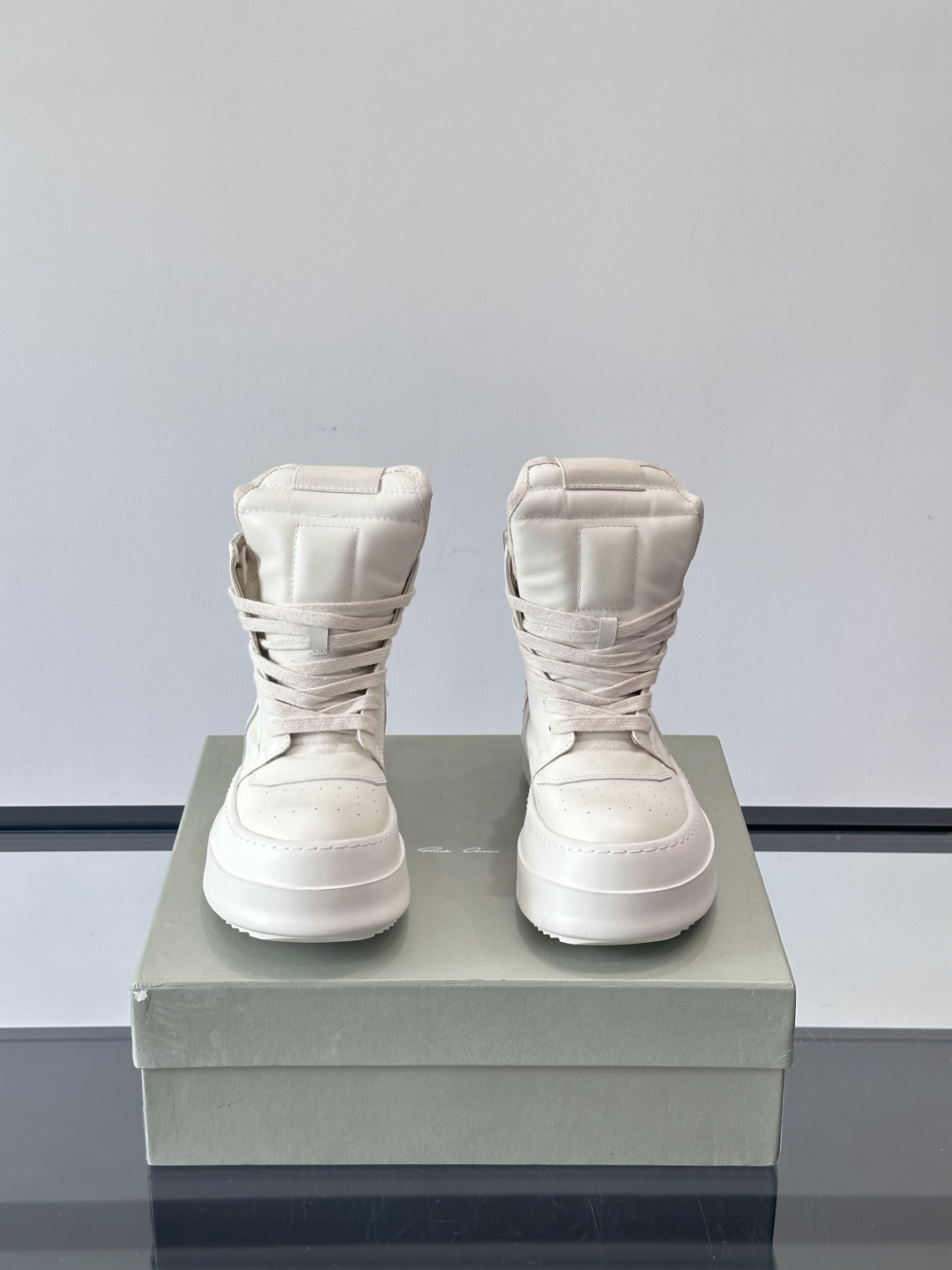 🤍Rick Owens奶白色厚底倒三角高帮鞋，头层牛皮鞋面，质感细腻耐用，搭配奶白橡胶鞋底，耐磨又舒适。