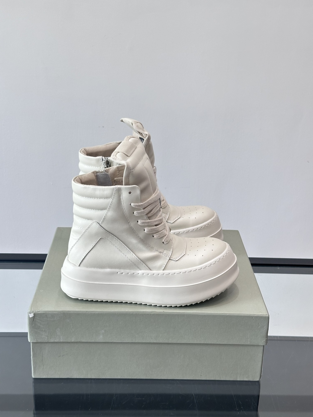 🤍Rick Owens奶白色厚底倒三角高帮鞋，头层牛皮鞋面，质感细腻耐用，搭配奶白橡胶鞋底，耐磨又舒适。