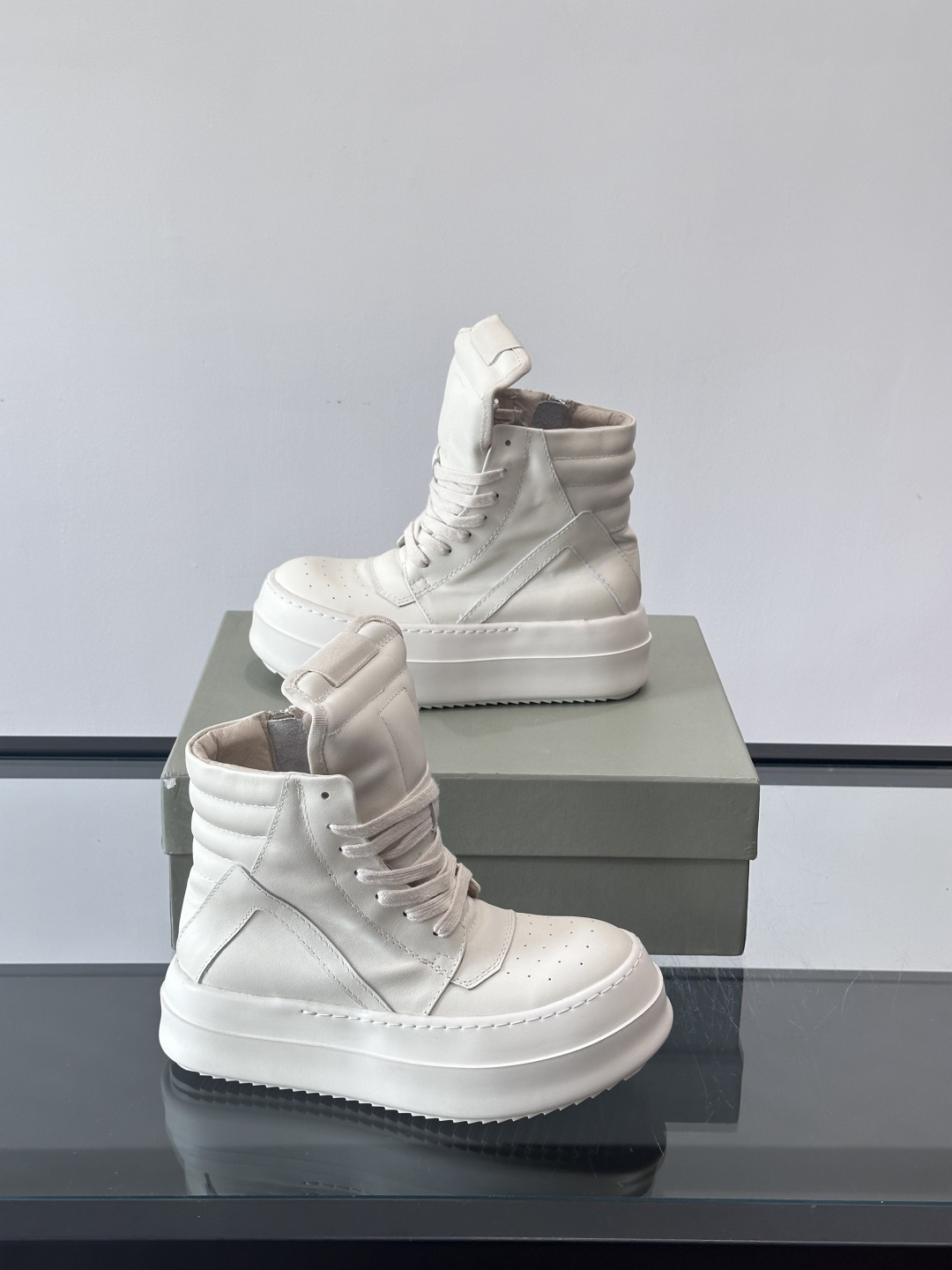 🤍Rick Owens奶白色厚底倒三角高帮鞋，头层牛皮鞋面，质感细腻耐用，搭配奶白橡胶鞋底，耐磨又舒适。