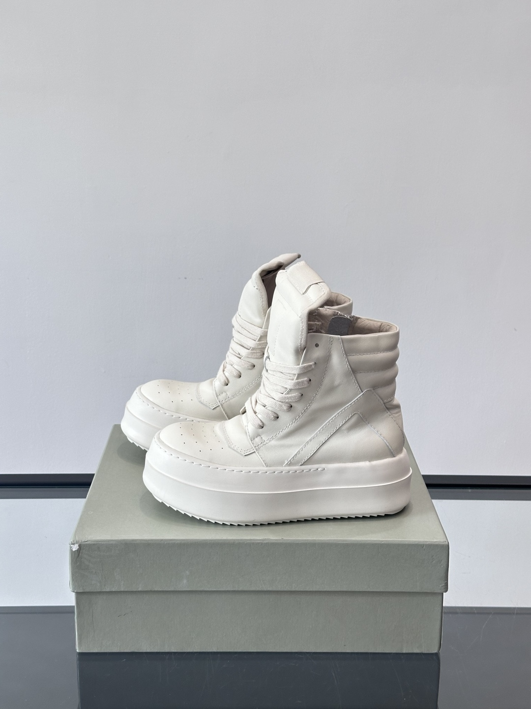 🤍Rick Owens奶白色厚底倒三角高帮鞋，头层牛皮鞋面，质感细腻耐用，搭配奶白橡胶鞋底，耐磨又舒适。