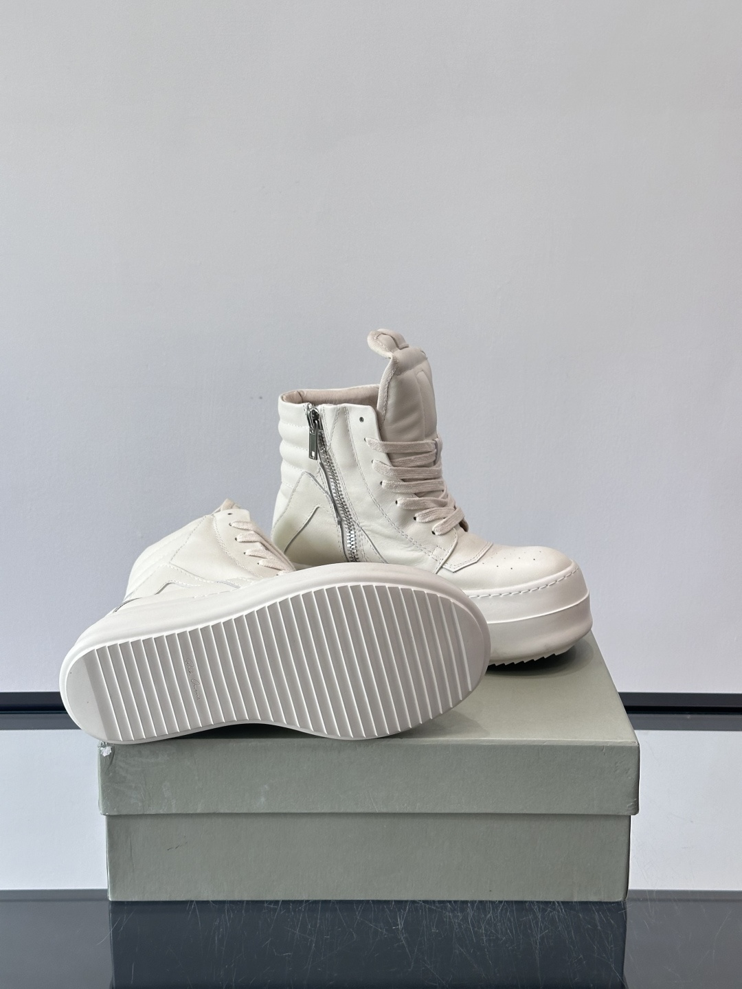 🤍Rick Owens奶白色厚底倒三角高帮鞋，头层牛皮鞋面，质感细腻耐用，搭配奶白橡胶鞋底，耐磨又舒适。