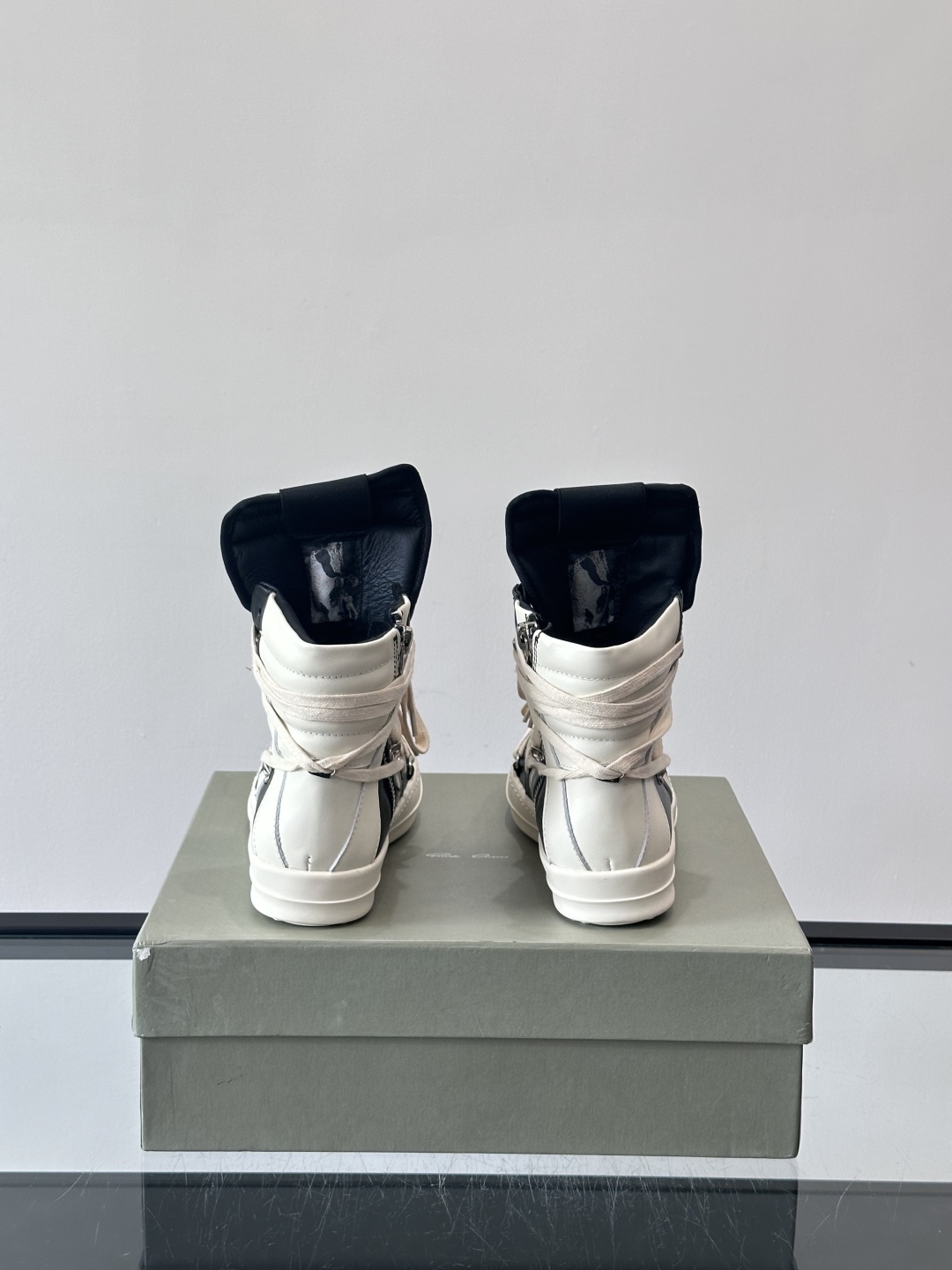 Rick Owens High-Top Sneakers: Black Leather, Pentagram Detail, and 7cm Platform 9 cmp i1761414462390 542 0 7