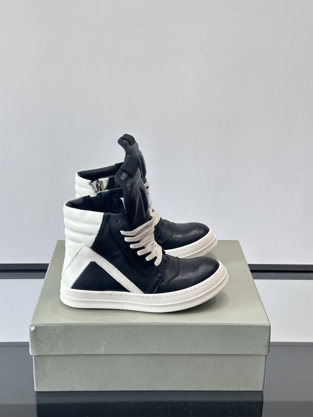Rick Owens High-Top Sneakers – Iconic Black & White, Comfortable & Stylish