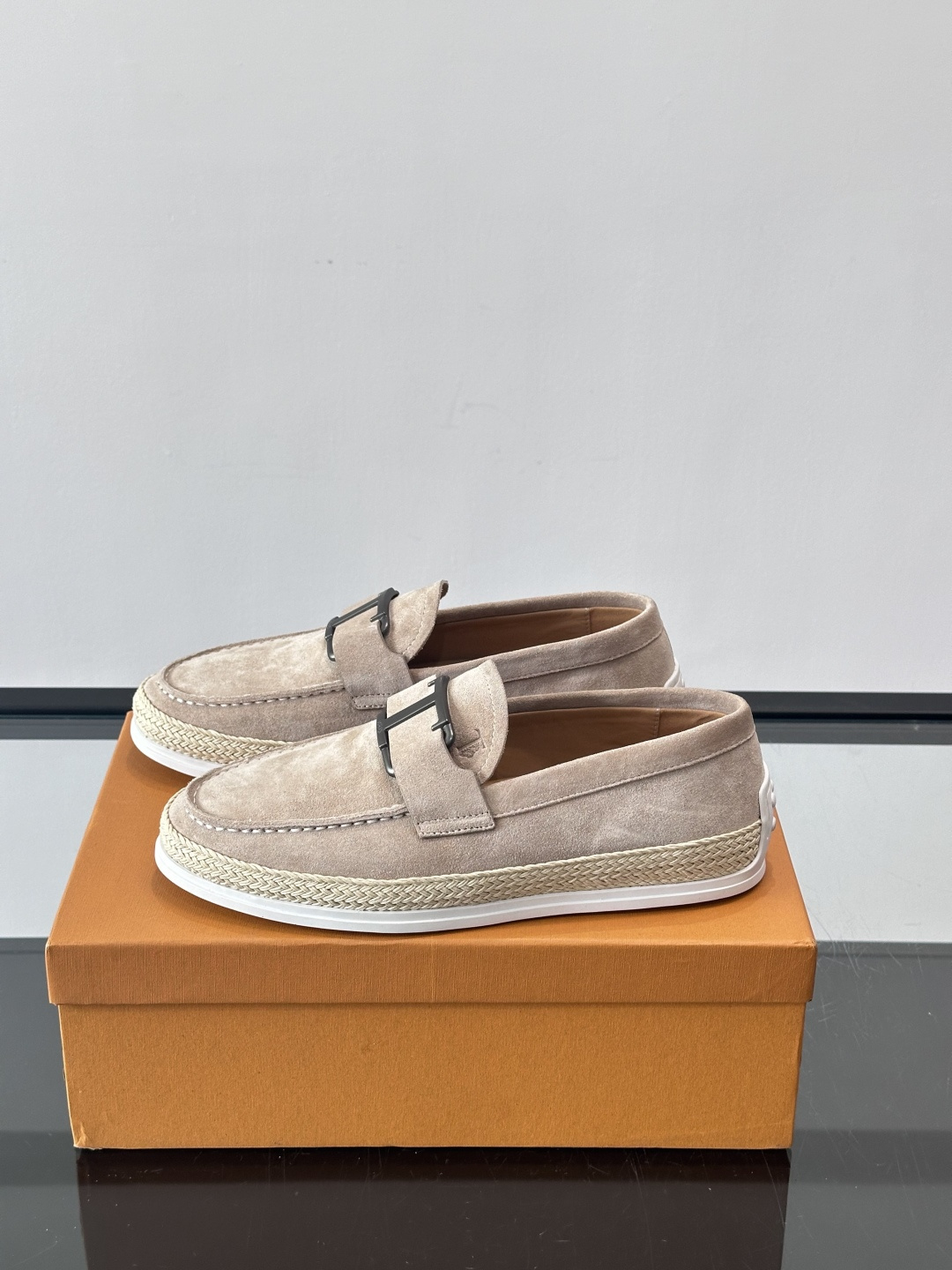 TOD’S/托德斯新款男士乐福休闲鞋，这款鞋选用翻毛皮制成，橡胶大底尽显品牌元素，轻松提升日常造型。原版