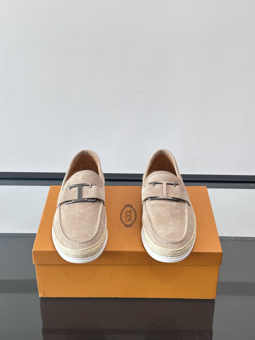 TOD’S/托德斯新款男士乐福休闲鞋，这款鞋选用翻毛皮制成，橡胶大底尽显品牌元素，轻松提升日常造型。原版