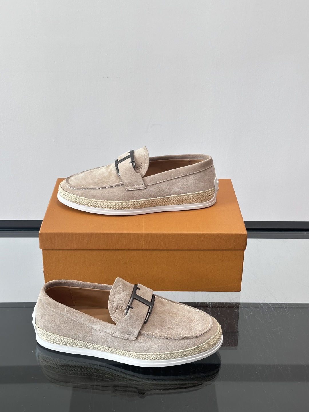 TOD’S/托德斯新款男士乐福休闲鞋，这款鞋选用翻毛皮制成，橡胶大底尽显品牌元素，轻松提升日常造型。原版