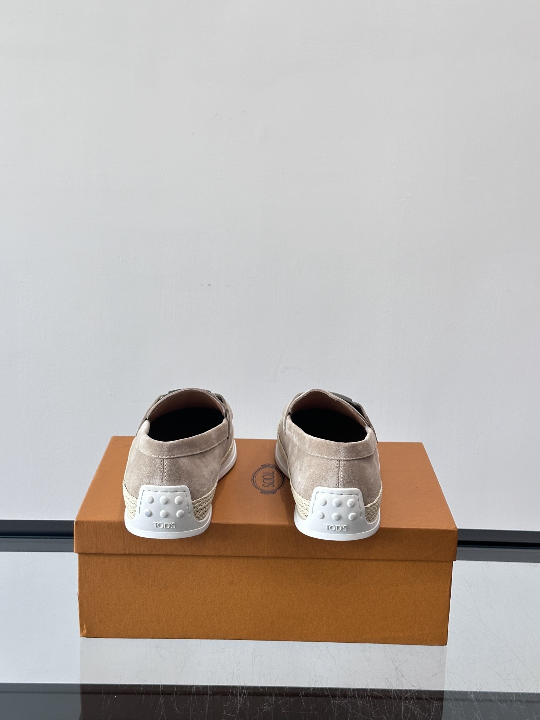 TOD’S/托德斯新款男士乐福休闲鞋，这款鞋选用翻毛皮制成，橡胶大底尽显品牌元素，轻松提升日常造型。原版