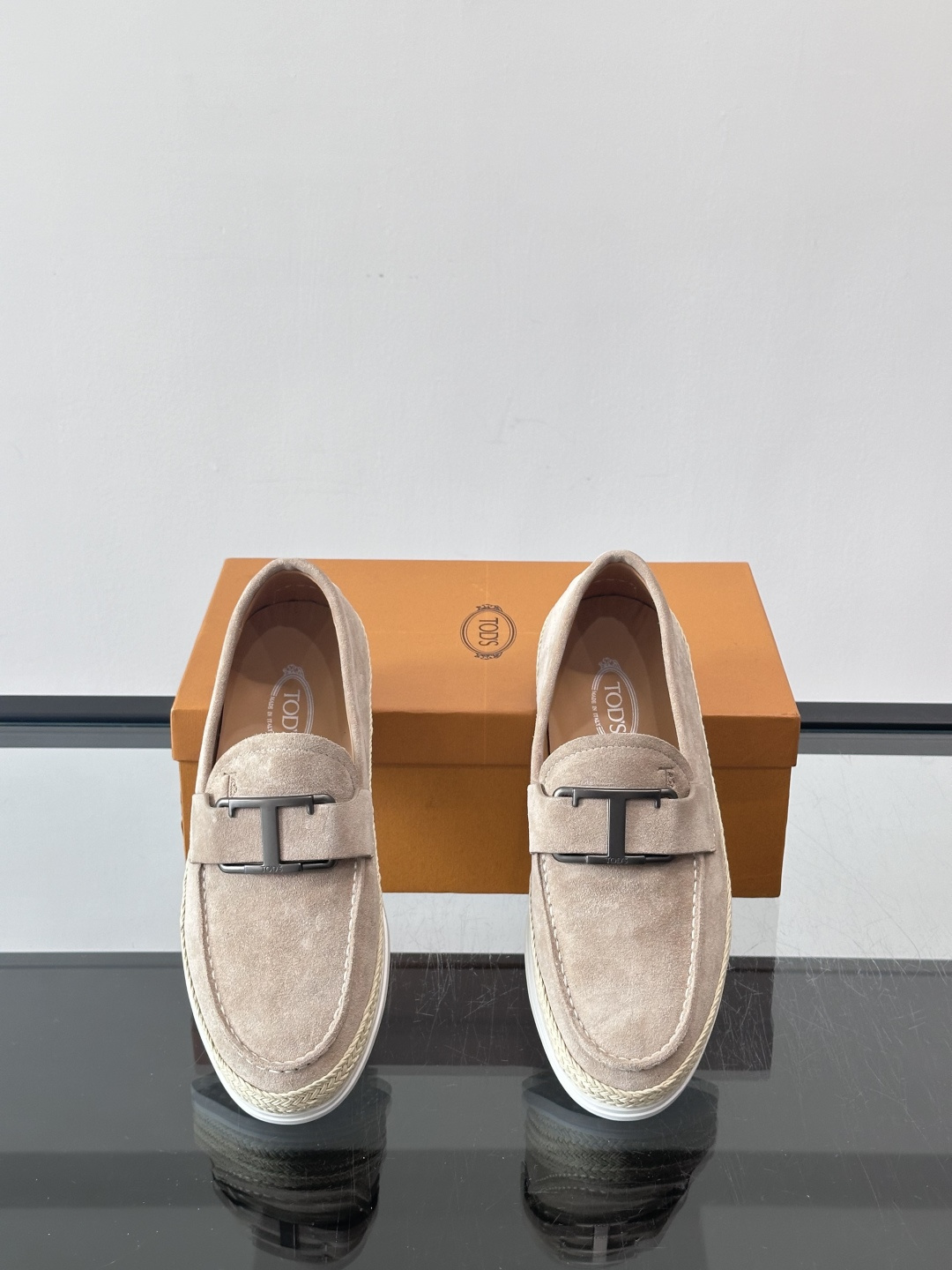 TOD’S/托德斯新款男士乐福休闲鞋，这款鞋选用翻毛皮制成，橡胶大底尽显品牌元素，轻松提升日常造型。原版