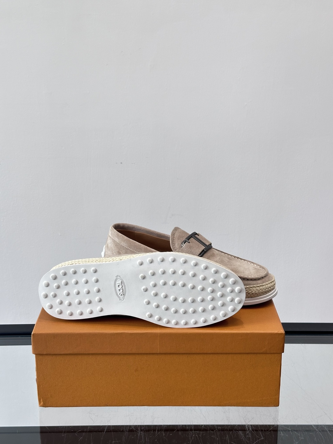 TOD’S/托德斯新款男士乐福休闲鞋，这款鞋选用翻毛皮制成，橡胶大底尽显品牌元素，轻松提升日常造型。原版