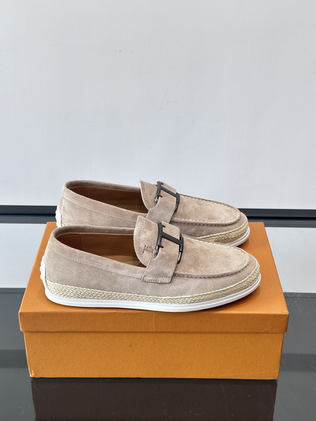 TOD’S/托德斯新款男士乐福休闲鞋，这款鞋选用翻毛皮制成，橡胶大底尽显品牌元素，轻松提升日常造型。原版