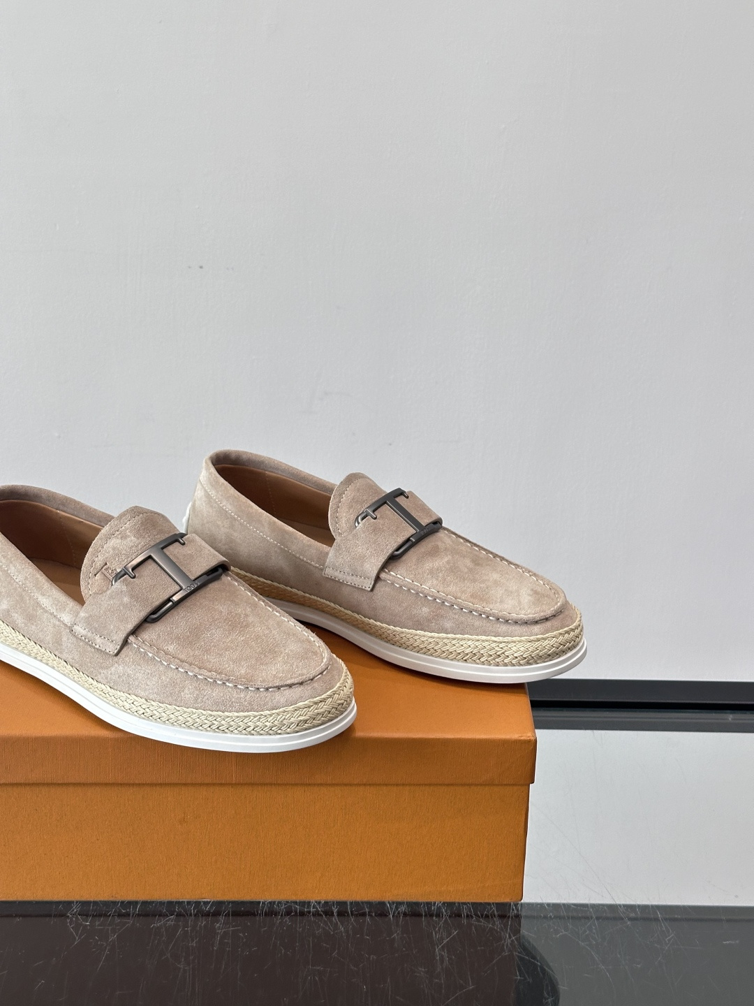 TOD’S/托德斯新款男士乐福休闲鞋，这款鞋选用翻毛皮制成，橡胶大底尽显品牌元素，轻松提升日常造型。原版