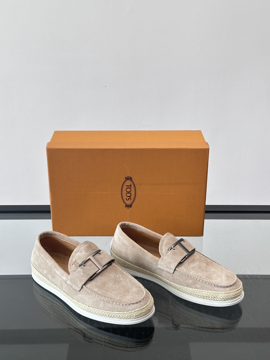 TOD’S/托德斯新款男士乐福休闲鞋，这款鞋选用翻毛皮制成，橡胶大底尽显品牌元素，轻松提升日常造型。原版