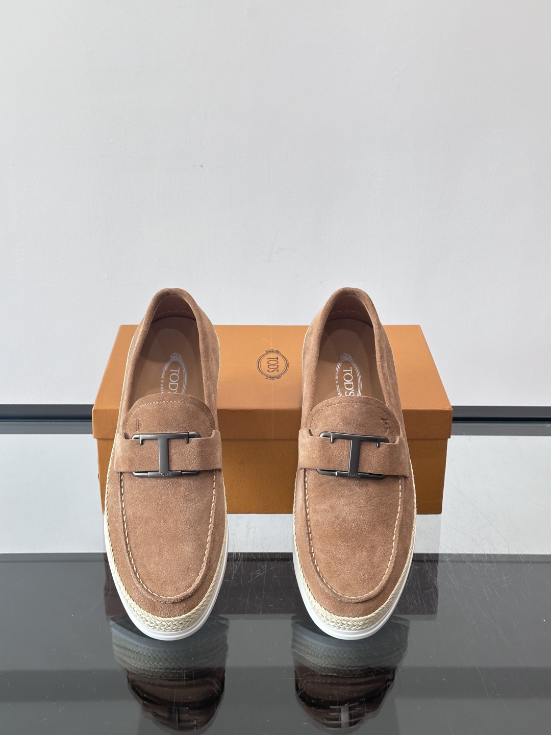 TOD’S/托德斯新款男士乐福休闲鞋，这款鞋选用翻毛皮制成，橡胶大底尽显品牌元素，轻松提升日常造型。原版