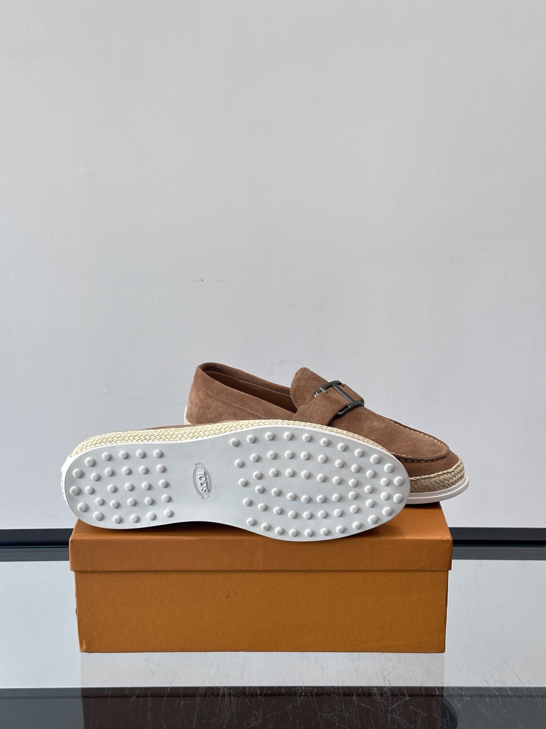 TOD’S/托德斯新款男士乐福休闲鞋，这款鞋选用翻毛皮制成，橡胶大底尽显品牌元素，轻松提升日常造型。原版