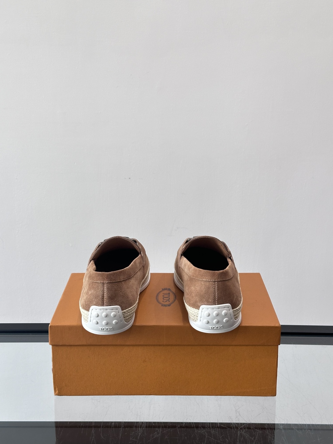 TOD’S/托德斯新款男士乐福休闲鞋，这款鞋选用翻毛皮制成，橡胶大底尽显品牌元素，轻松提升日常造型。原版