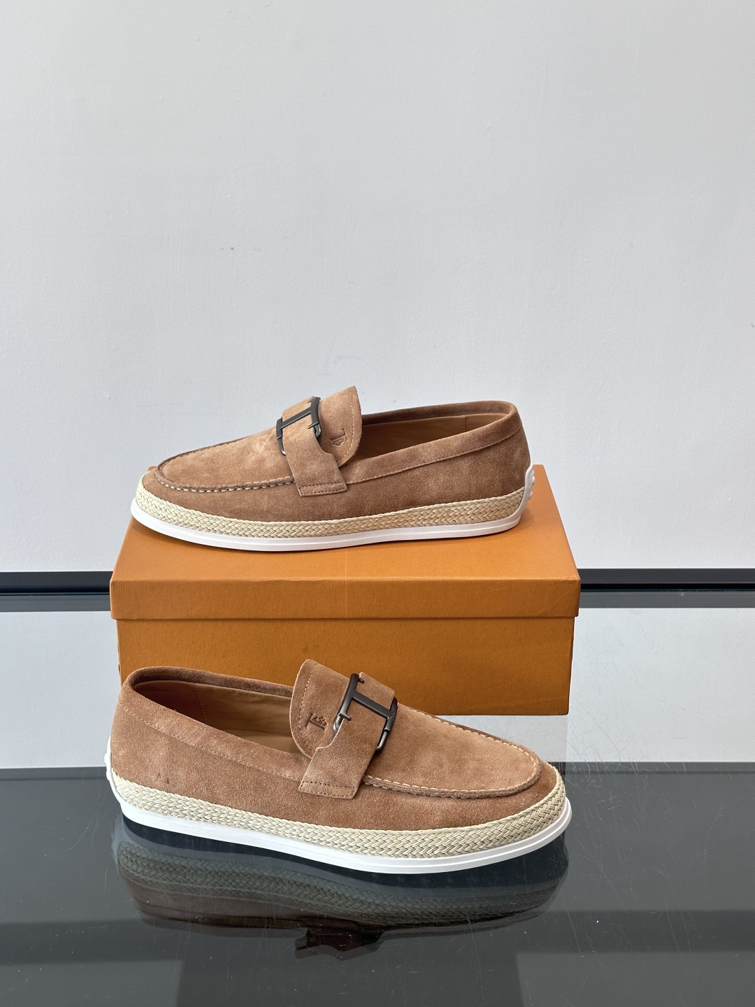 TOD’S/托德斯新款男士乐福休闲鞋，这款鞋选用翻毛皮制成，橡胶大底尽显品牌元素，轻松提升日常造型。原版