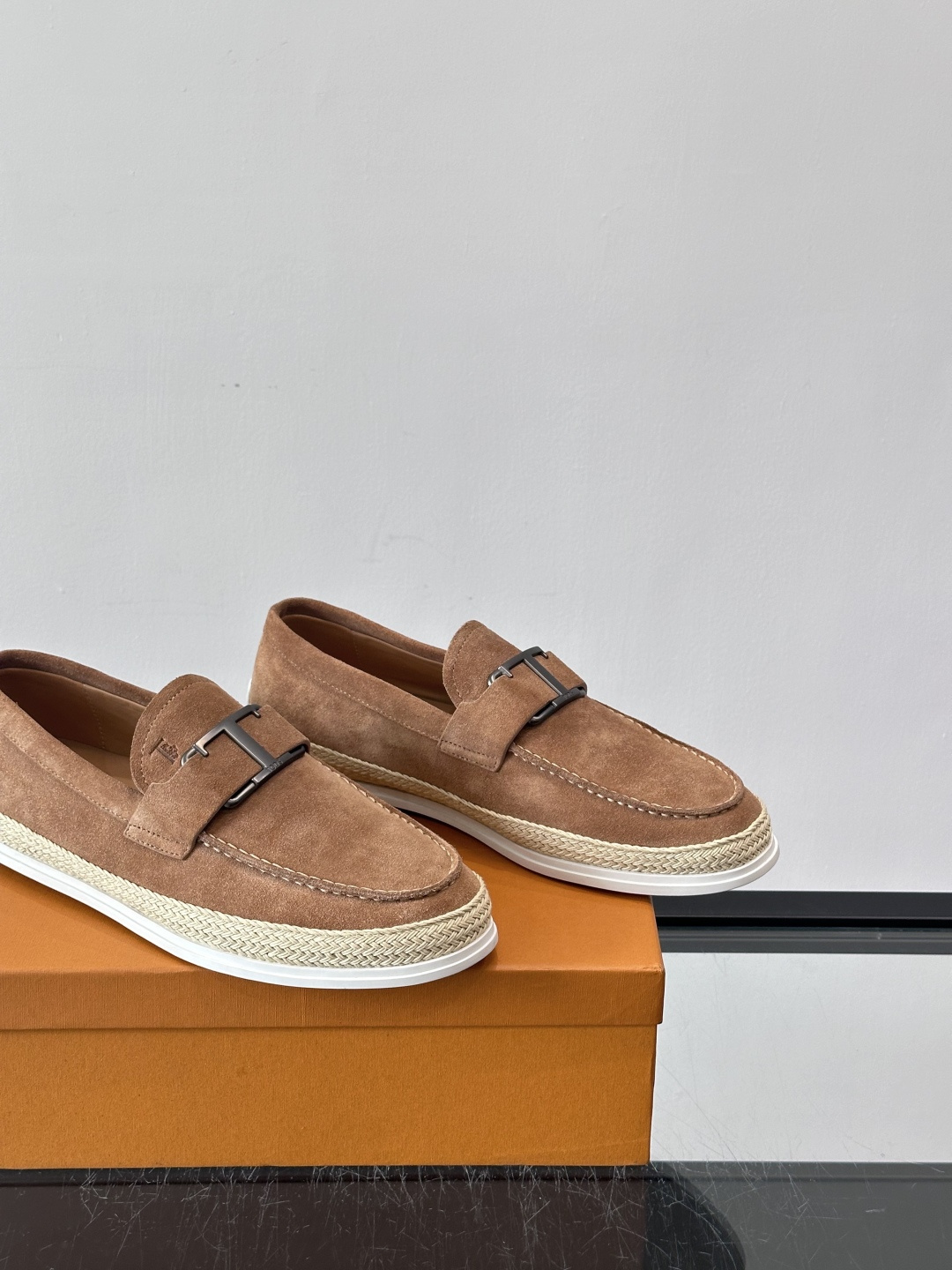 TOD’S/托德斯新款男士乐福休闲鞋，这款鞋选用翻毛皮制成，橡胶大底尽显品牌元素，轻松提升日常造型。原版