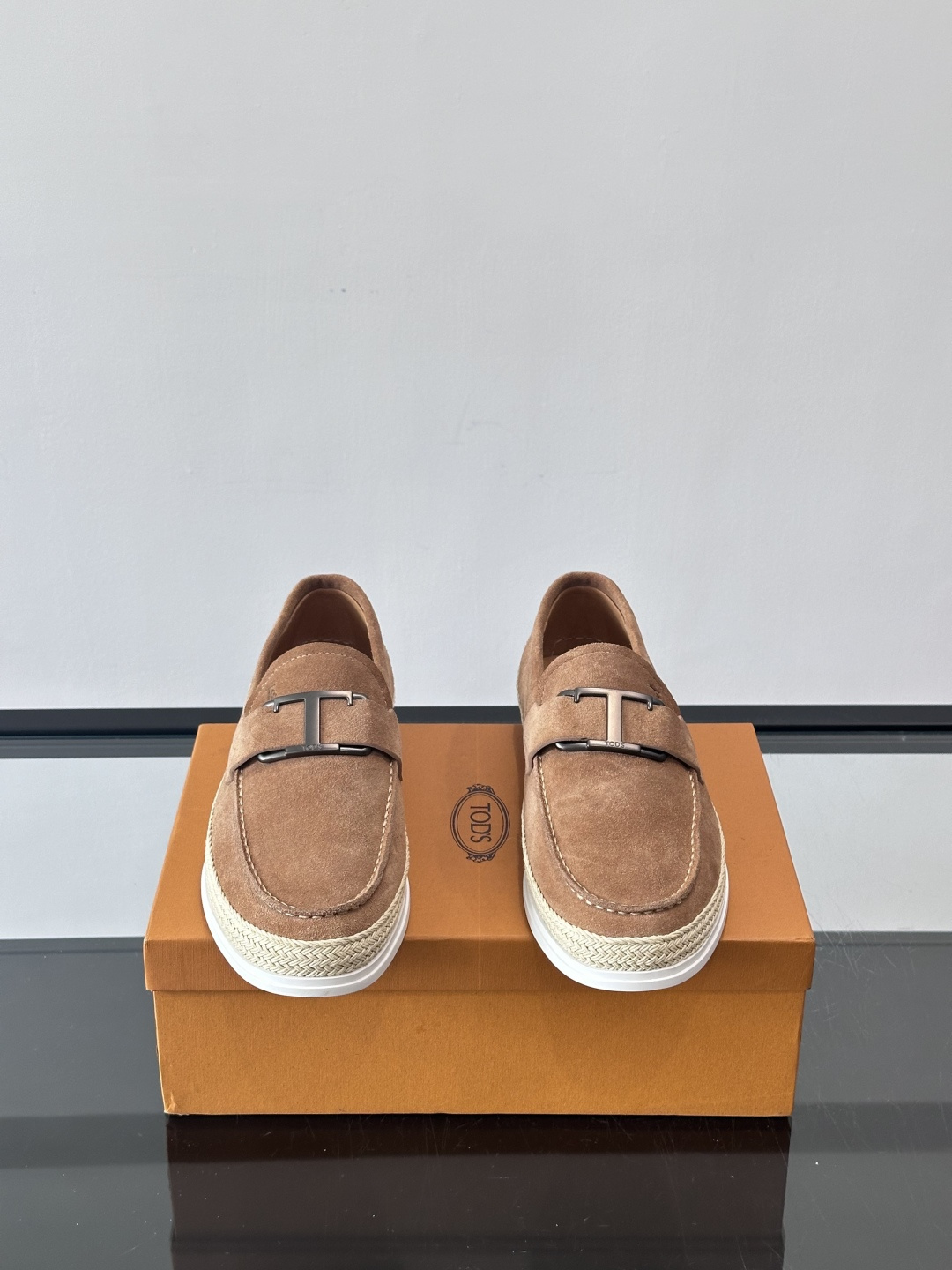 TOD’S/托德斯新款男士乐福休闲鞋，这款鞋选用翻毛皮制成，橡胶大底尽显品牌元素，轻松提升日常造型。原版