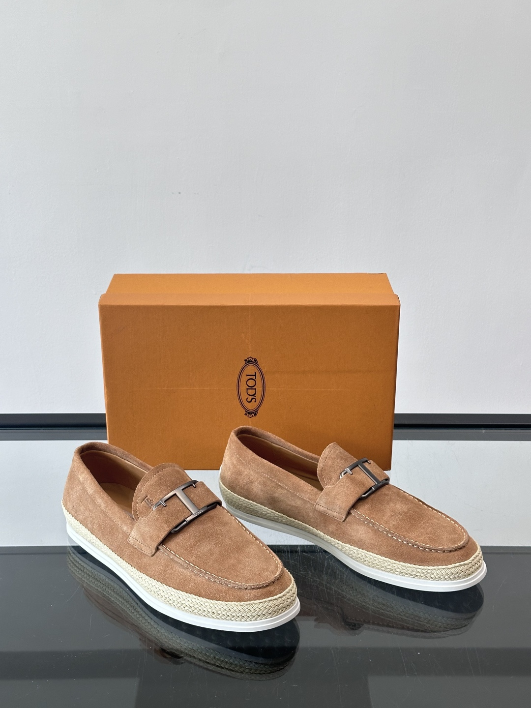 TOD’S/托德斯新款男士乐福休闲鞋，这款鞋选用翻毛皮制成，橡胶大底尽显品牌元素，轻松提升日常造型。原版