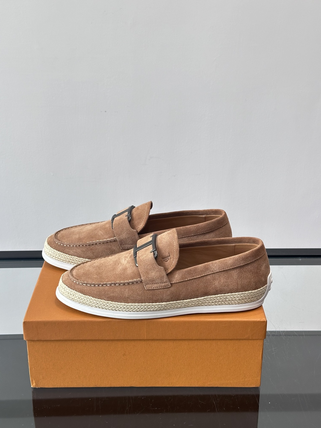 TOD’S/托德斯新款男士乐福休闲鞋，这款鞋选用翻毛皮制成，橡胶大底尽显品牌元素，轻松提升日常造型。原版