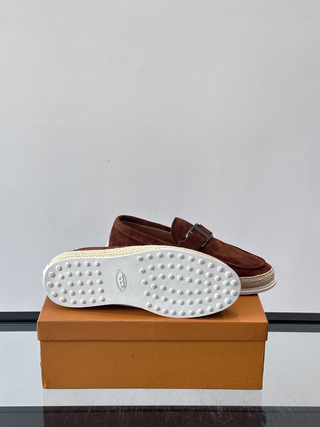 TOD’S/托德斯新款男士乐福休闲鞋，这款鞋选用翻毛皮制成，橡胶大底尽显品牌元素，轻松提升日常造型。原版