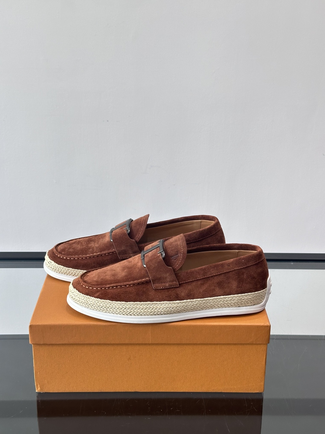 TOD’S/托德斯新款男士乐福休闲鞋，这款鞋选用翻毛皮制成，橡胶大底尽显品牌元素，轻松提升日常造型。原版