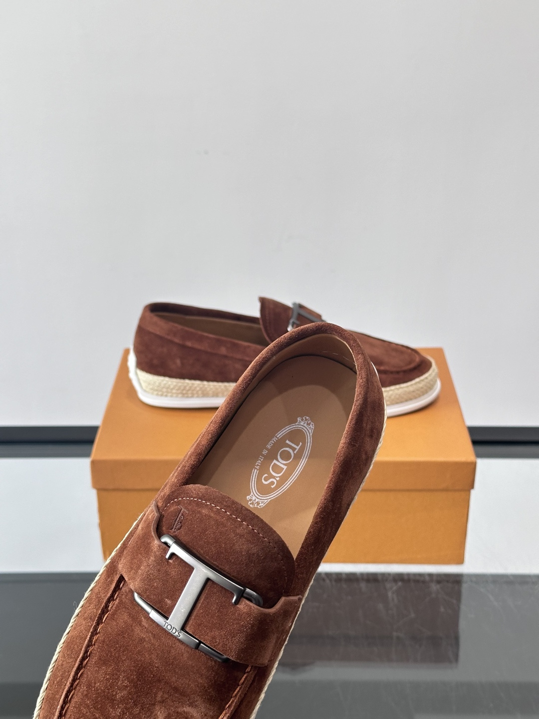 TOD’S/托德斯新款男士乐福休闲鞋，这款鞋选用翻毛皮制成，橡胶大底尽显品牌元素，轻松提升日常造型。原版