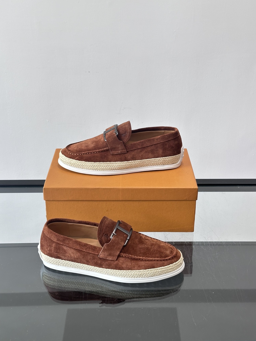 TOD’S/托德斯新款男士乐福休闲鞋，这款鞋选用翻毛皮制成，橡胶大底尽显品牌元素，轻松提升日常造型。原版