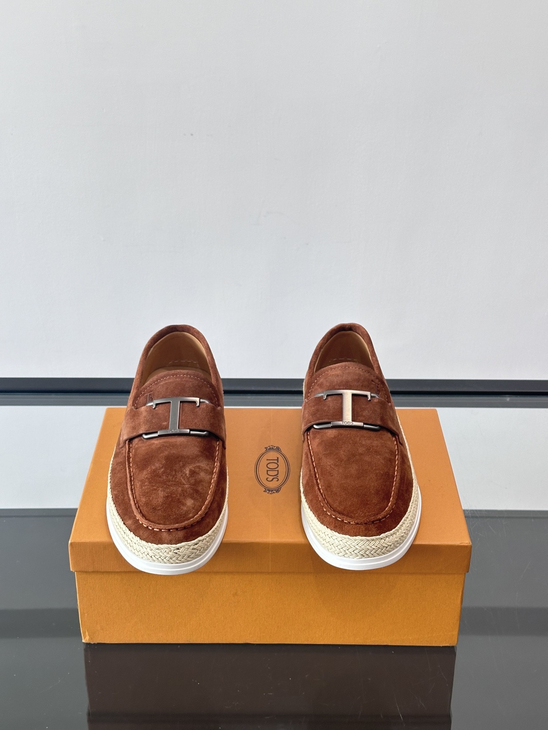 TOD’S/托德斯新款男士乐福休闲鞋，这款鞋选用翻毛皮制成，橡胶大底尽显品牌元素，轻松提升日常造型。原版