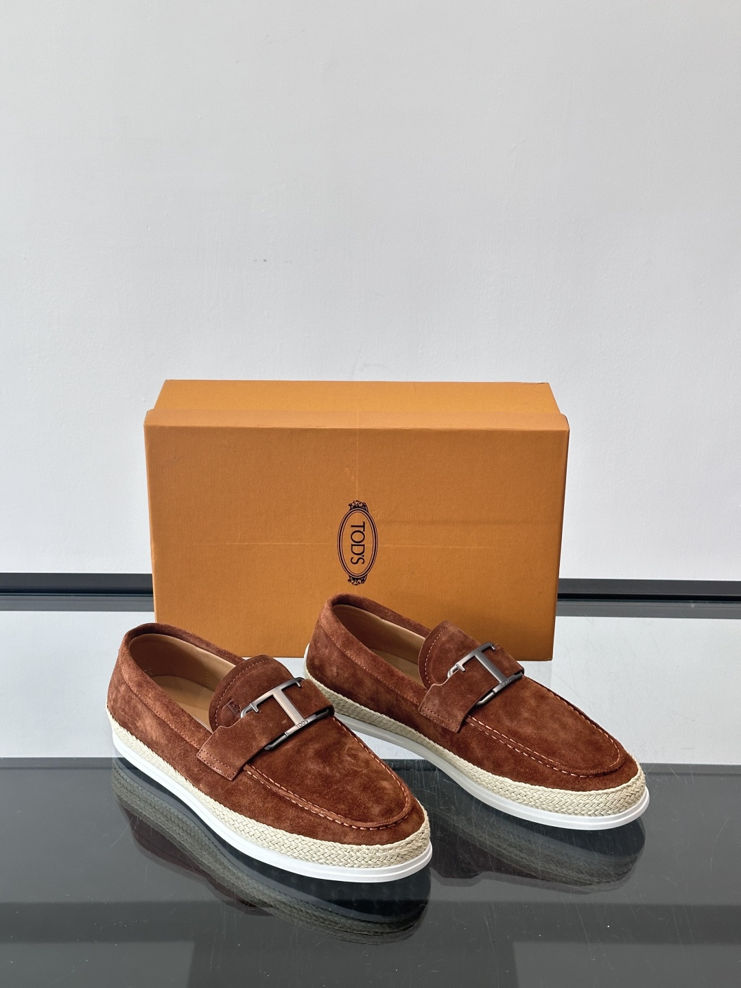 TOD’S/托德斯新款男士乐福休闲鞋，这款鞋选用翻毛皮制成，橡胶大底尽显品牌元素，轻松提升日常造型。原版