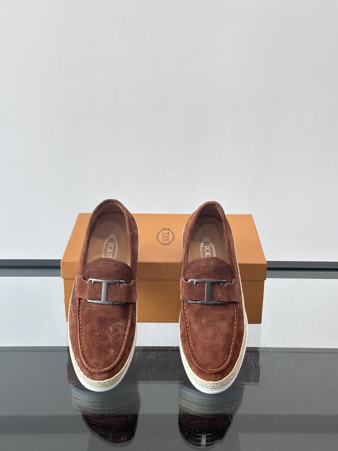 TOD’S/托德斯新款男士乐福休闲鞋，这款鞋选用翻毛皮制成，橡胶大底尽显品牌元素，轻松提升日常造型。原版