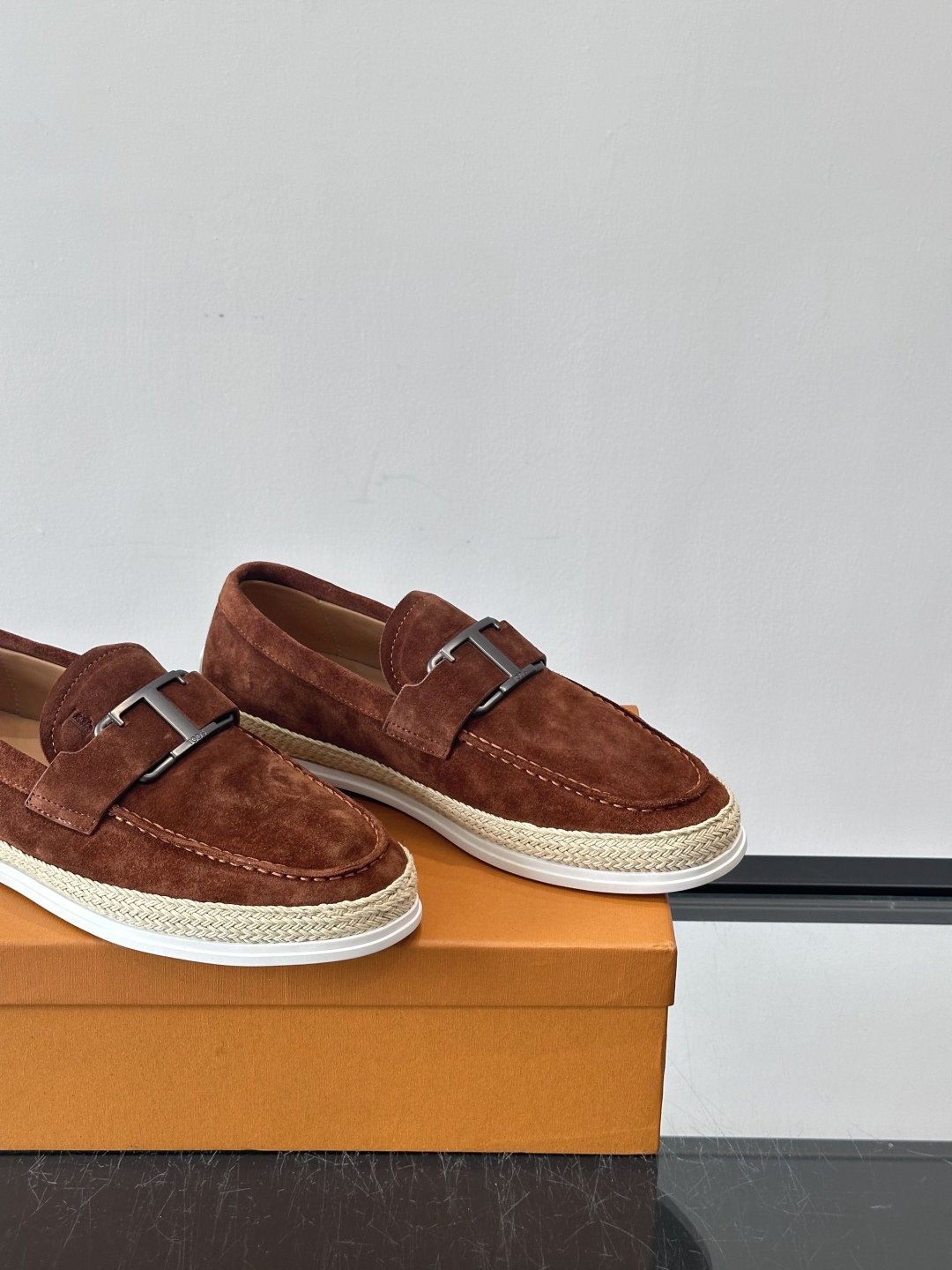 TOD’S/托德斯新款男士乐福休闲鞋，这款鞋选用翻毛皮制成，橡胶大底尽显品牌元素，轻松提升日常造型。原版