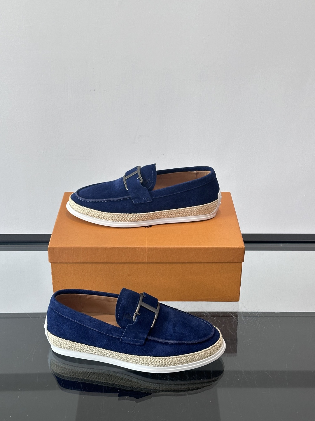 TOD’S/托德斯新款男士乐福休闲鞋，这款鞋选用翻毛皮制成，橡胶大底尽显品牌元素，轻松提升日常造型。原版