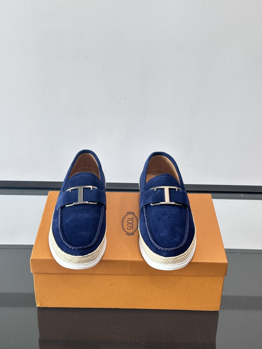 TOD’S/托德斯新款男士乐福休闲鞋，这款鞋选用翻毛皮制成，橡胶大底尽显品牌元素，轻松提升日常造型。原版