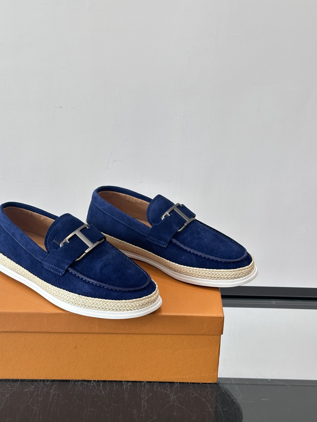 TOD’S/托德斯新款男士乐福休闲鞋，这款鞋选用翻毛皮制成，橡胶大底尽显品牌元素，轻松提升日常造型。原版