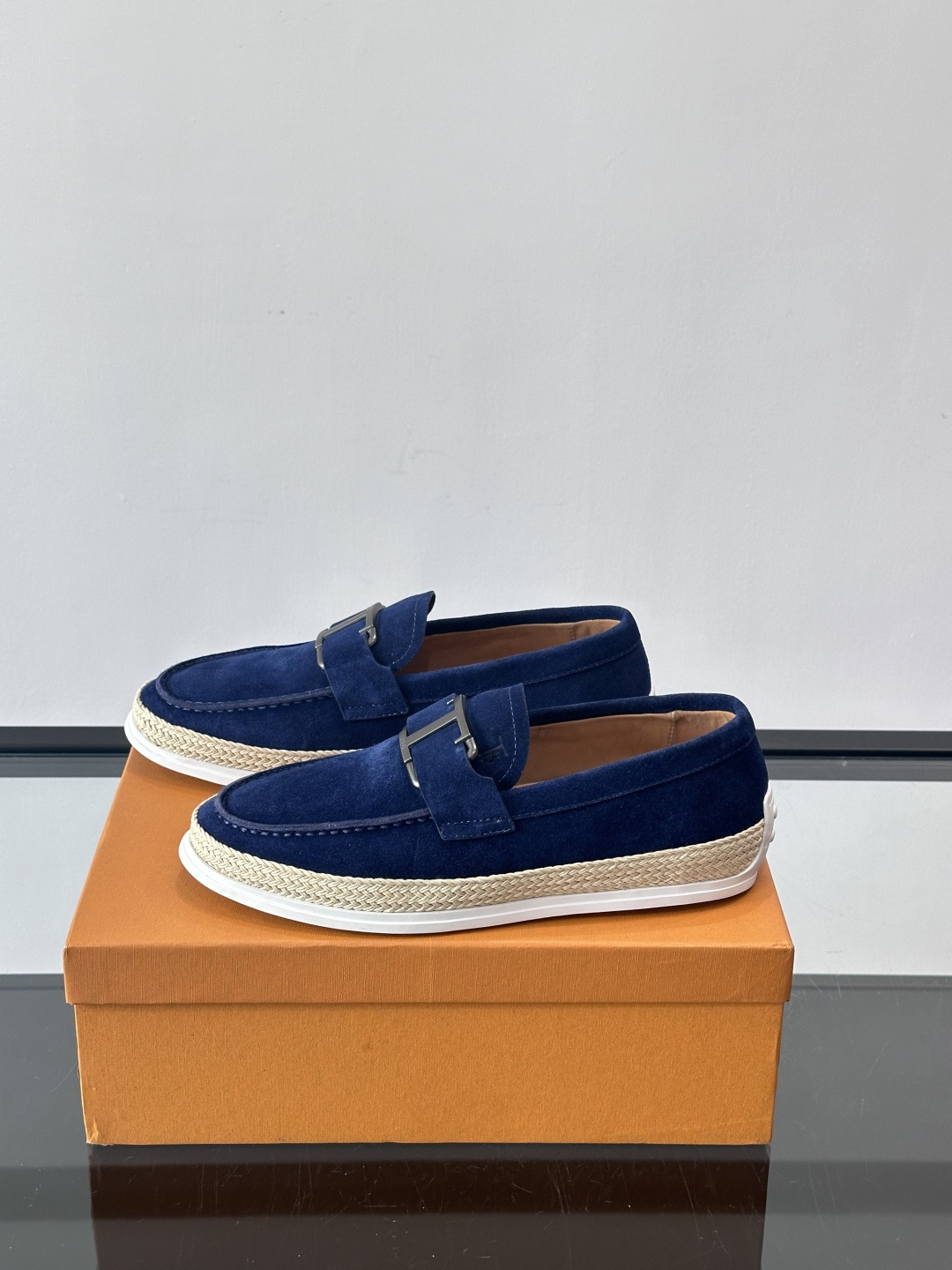 TOD’S/托德斯新款男士乐福休闲鞋，这款鞋选用翻毛皮制成，橡胶大底尽显品牌元素，轻松提升日常造型。原版