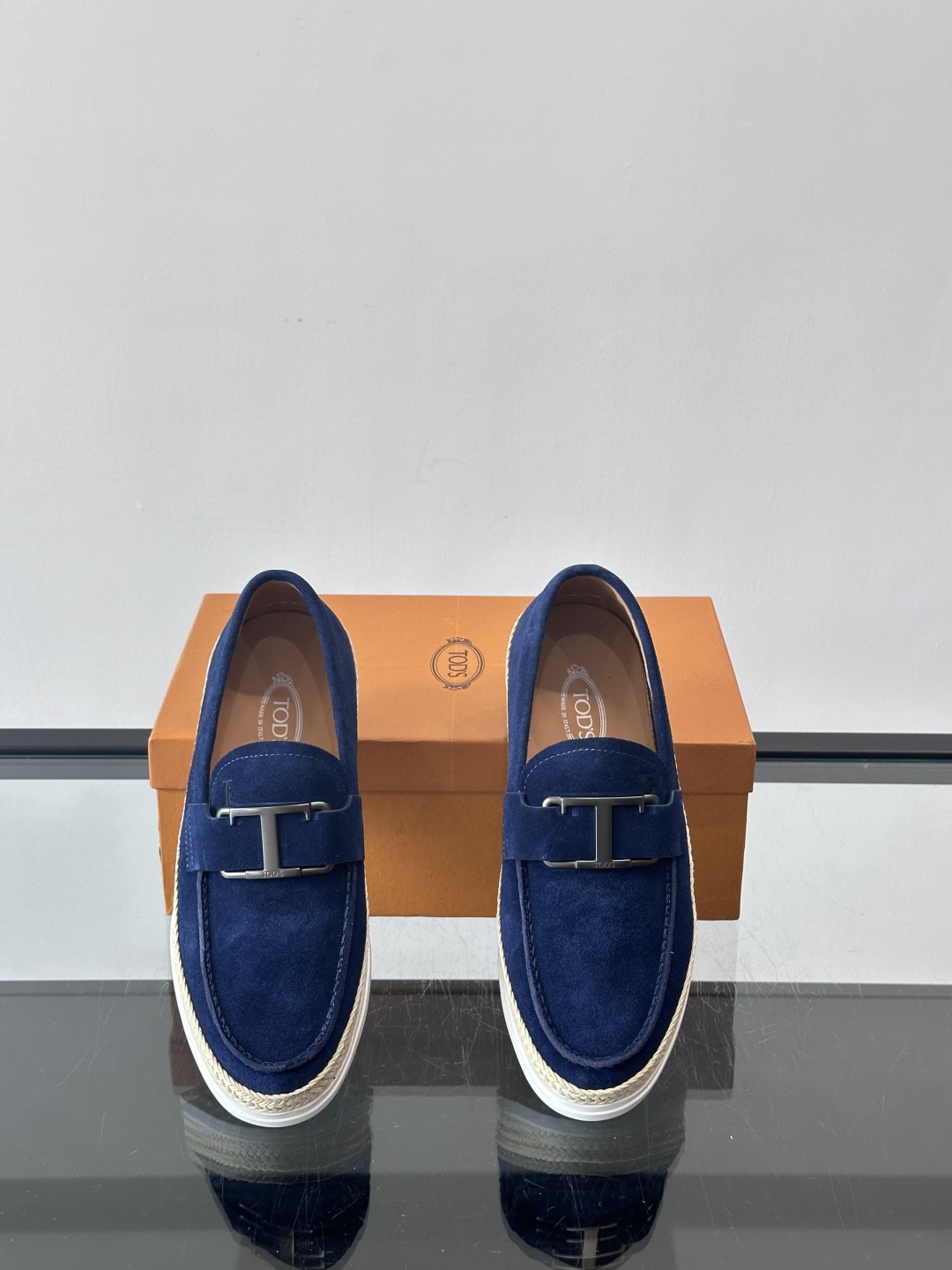 TOD’S/托德斯新款男士乐福休闲鞋，这款鞋选用翻毛皮制成，橡胶大底尽显品牌元素，轻松提升日常造型。原版