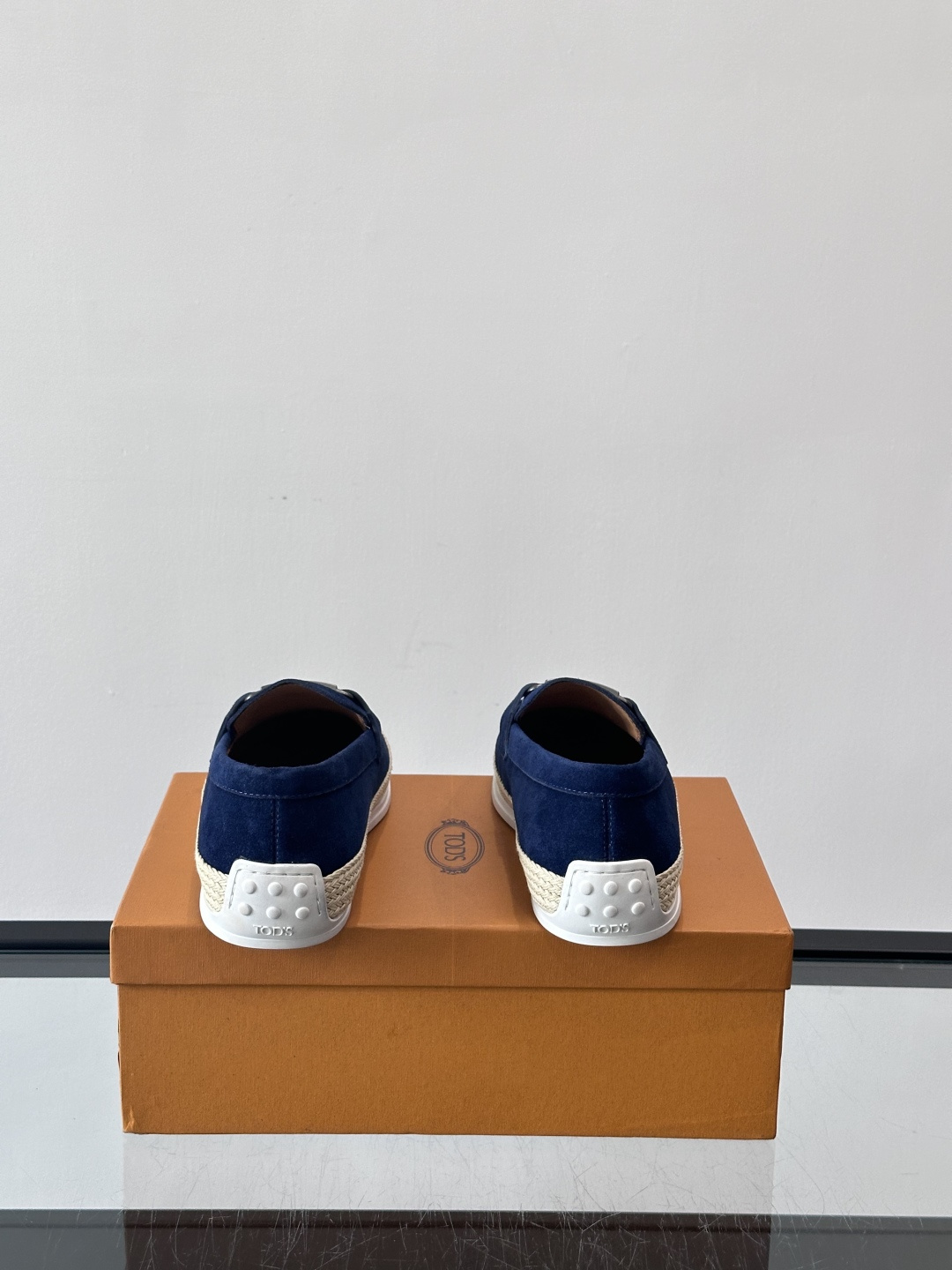 TOD’S/托德斯新款男士乐福休闲鞋，这款鞋选用翻毛皮制成，橡胶大底尽显品牌元素，轻松提升日常造型。原版