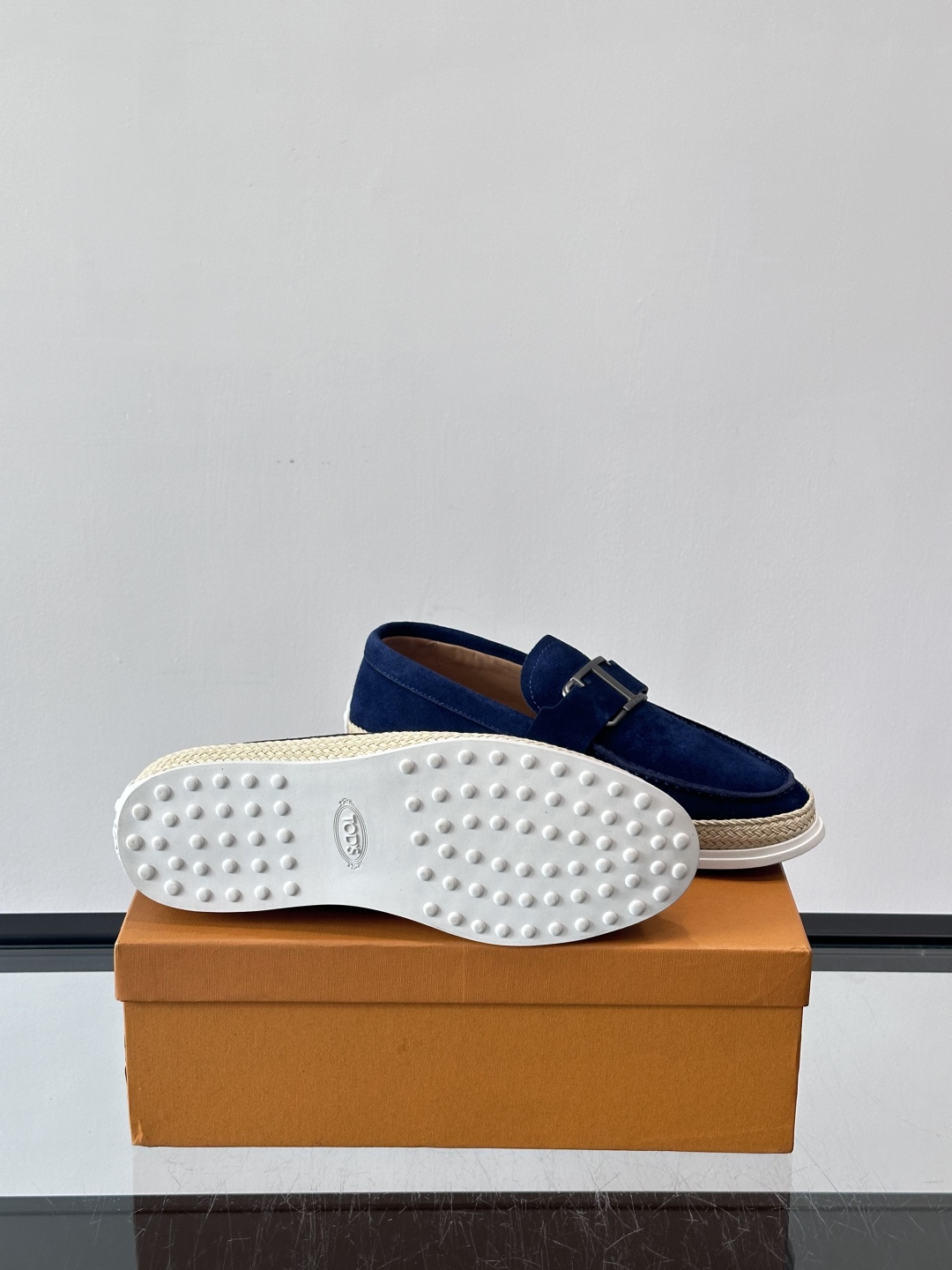 TOD’S/托德斯新款男士乐福休闲鞋，这款鞋选用翻毛皮制成，橡胶大底尽显品牌元素，轻松提升日常造型。原版